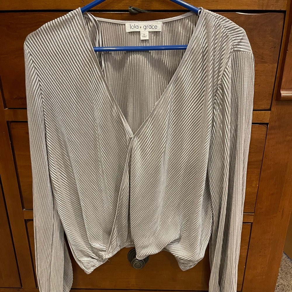 Brand new without tags. Bought for NYE but didn’t wear. This is super cute!!
